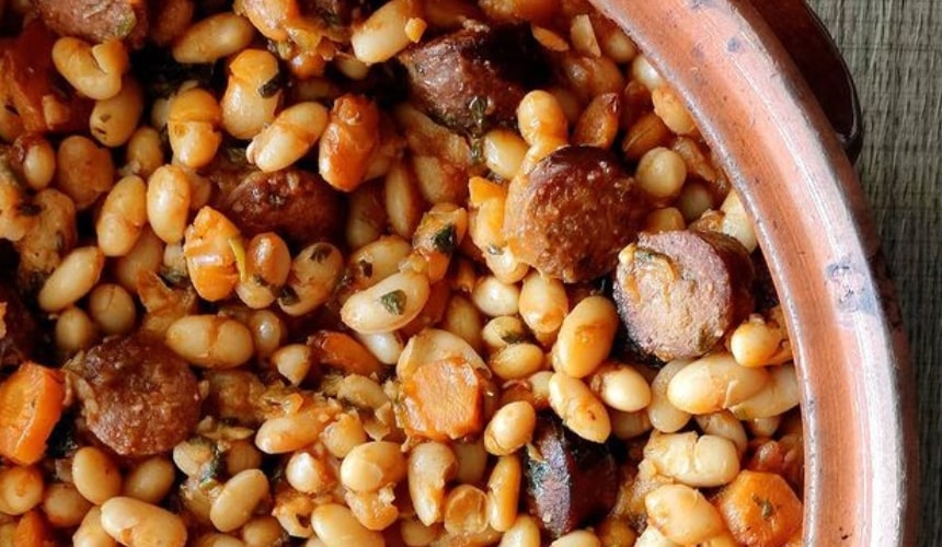 Baked Beans mit Wurst und Orangen-Chutney